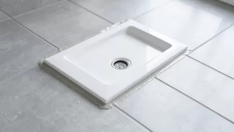 montaż brodzika z konglomeratu na płytkach