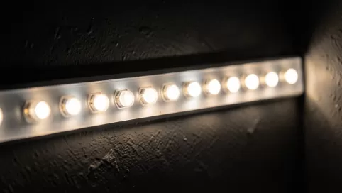 montaż ledów w suficie podwieszanym
